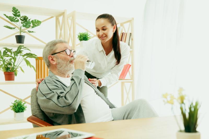 Ruhige und fröhliche Seniorenbetreuung zuhause